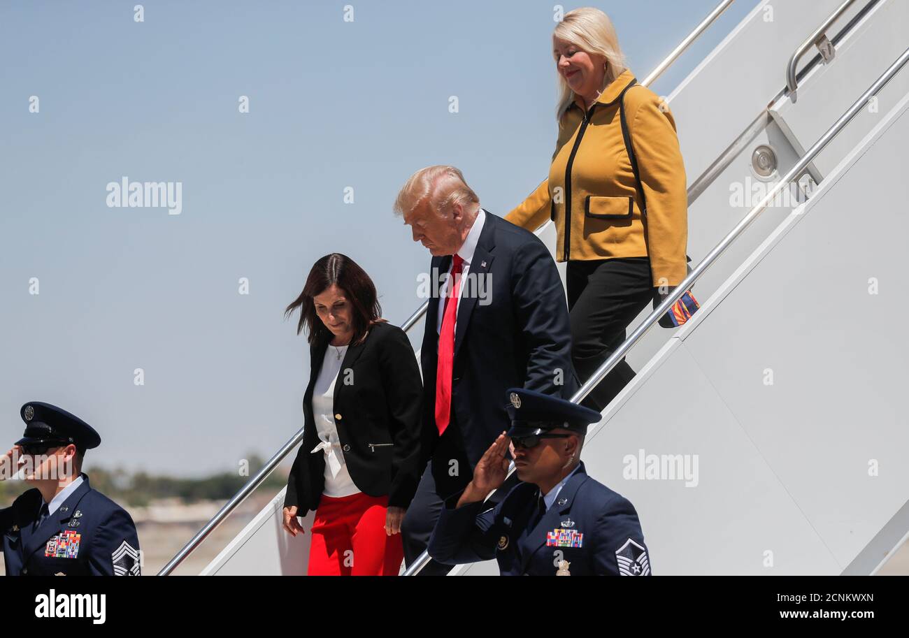El presidente estadounidense Donald Trump camina por los escalones de la Fuerza Aérea uno con la Senadora estadounidense Martha McSally (R-AZ) y la representante estadounidense Debbie Lesko (R-AZ) cuando llega a visitar una estación cercana de la Patrulla Fronteriza estadounidense y un muro fronterizo entre Estados Unidos y México después de aterrizar en la Estación Aérea del cuerpo de Infantería de Marina Yuma in Yuma, Arizona, EE.UU., 23 de junio de 2020. REUTERS/Carlos Barira Foto de stock