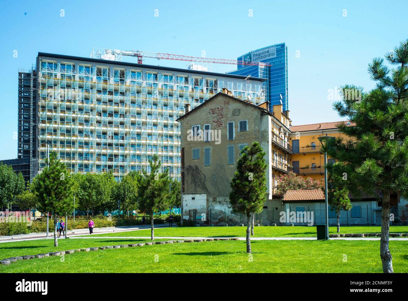 Milán, Lombardía, Italia, rascacielos en el barrio de Porta Nuova junto a la casa de apartamentos Bosco Verticale, Foto de stock