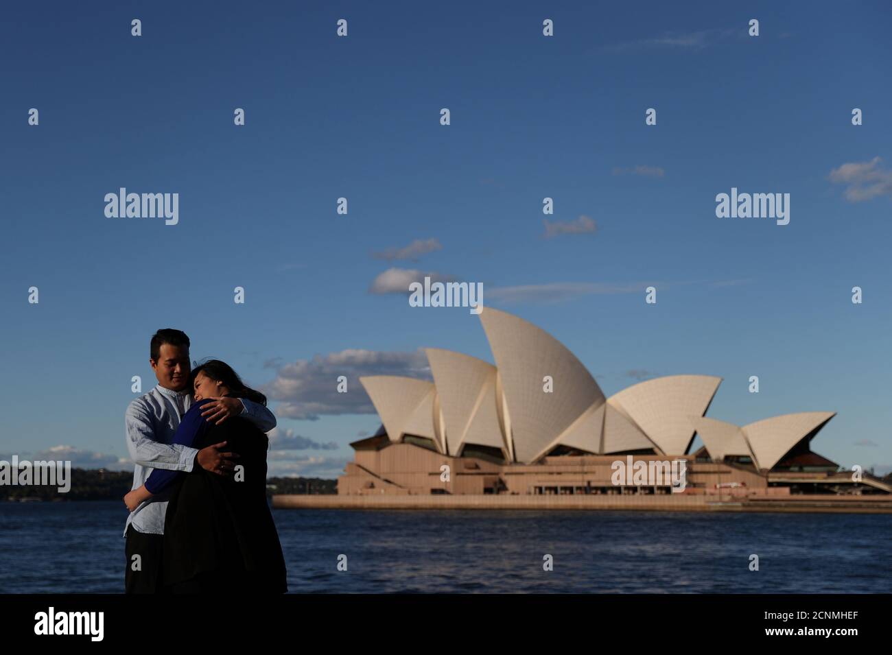 Una pareja se presenta ante la Casa de la Ópera de Sydney tras la  flexibilización de las restricciones aplicadas para frenar la propagación  de la enfermedad coronavirus (COVID-19) en Sydney, Australia, el