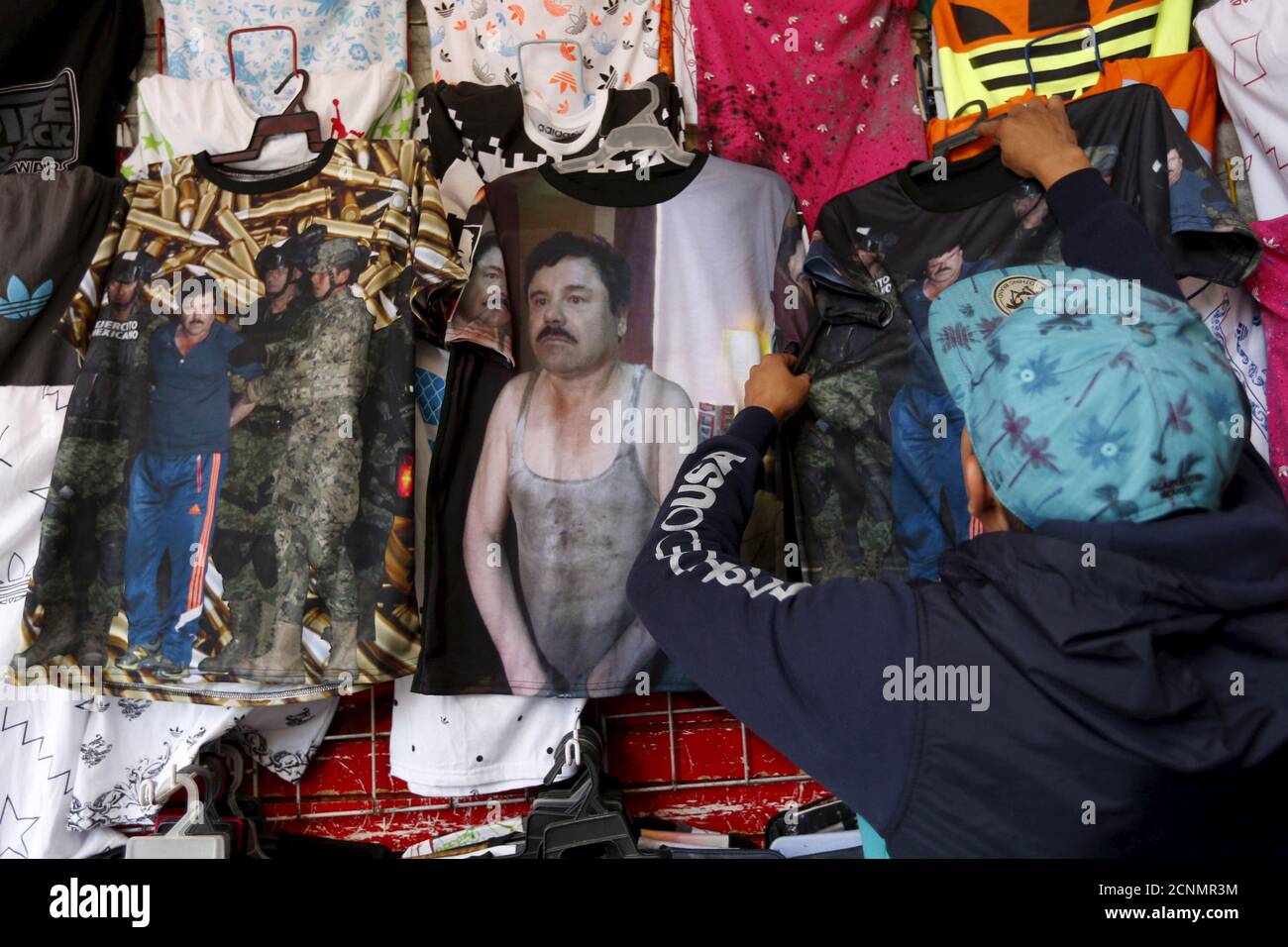 Un vendedor exhibe camisetas con imágenes de Joaquín 'el Chapo' Guzmán para  la venta en un mercado en el barrio de Tepito en la Ciudad de México,  México, 25 de enero de
