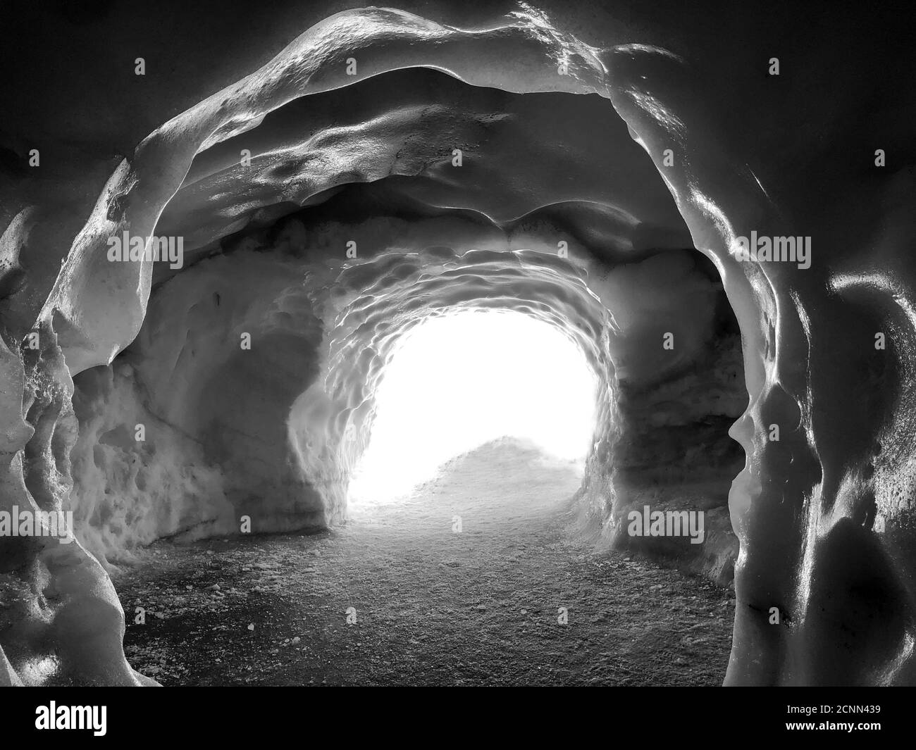 Vista a través de una cueva de hielo, Alta Saboya, Francia Foto de stock
