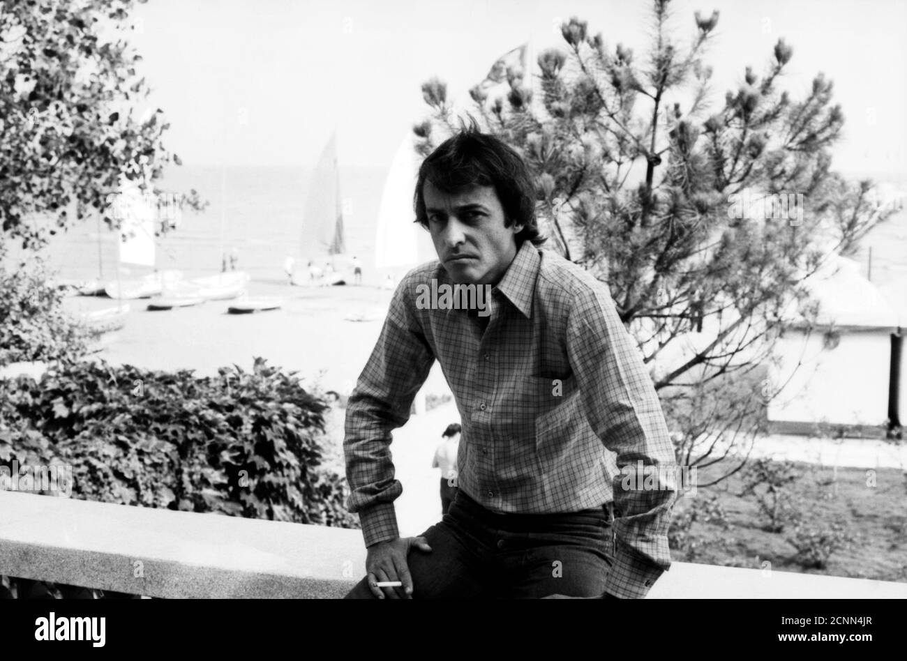 Director y guionista Joaquim Pedro de Andrade, uno de los padres de Cinema Novo, un movimiento cinematográfico que ha renovado el cine brasileño, en el XXXIII Festival Internacional de Cine, Venecia 1972. Foto de stock