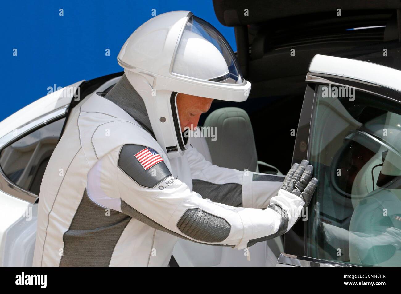 El astronauta de la NASA Douglas Hurley entra en una Tesla X mientras él y su compañero astronauta Robert Behnken son llevados a Pad39A antes del lanzamiento de un cohete Spacex Falcon 9 y de la nave espacial Crew Dragon en el Centro Espacial Kennedy, en Cabo Cañaveral, Florida, EE.UU., 27 de mayo de 2020. REUTERS/Joe Skipper Foto de stock