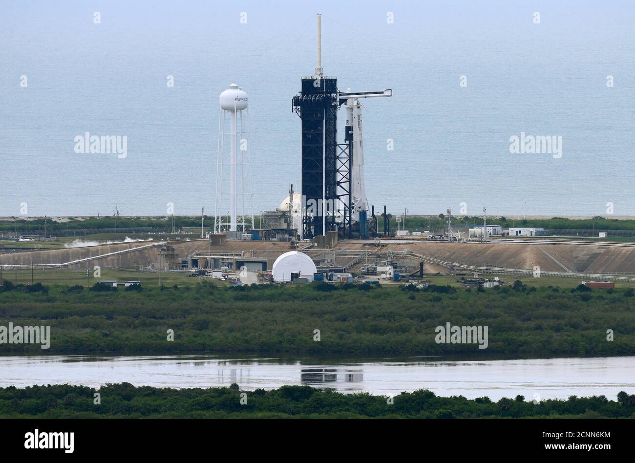 Un cohete SpaceX Falcon 9 y la nave espacial Crew Dragon que transporta a los astronautas de la NASA Douglas Hurley y Robert Behnken se ve antes del lanzamiento programado de la misión SpaceX Demo-2 de la NASA a la Estación Espacial Internacional desde el Centro Espacial Kennedy de la NASA en Cabo Cañaveral, Florida, EE.UU. 27 de mayo de 2020. REUTERS/Joe Skipper Foto de stock