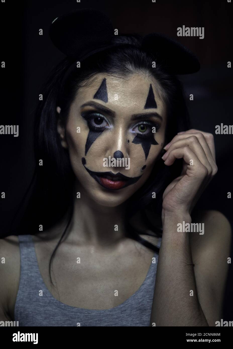 Tiro vertical de una hembra con el maquillaje del payaso asesino asustadizo  Para celebrar Halloween Fotografía de stock - Alamy