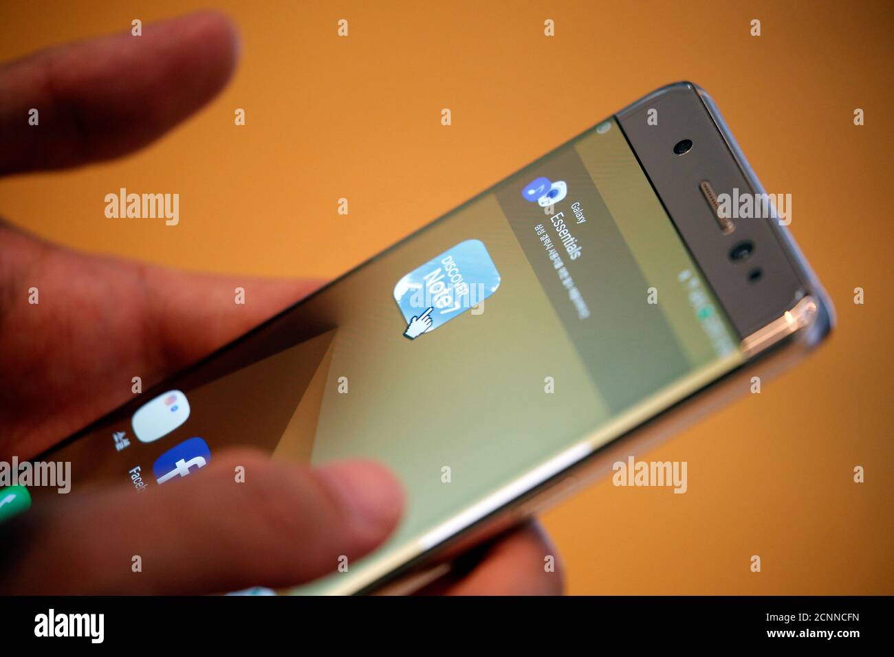 A customer tries out a Samsung Electronics' Galaxy Note 7 at the company's headquarters in Seoul, South Korea, October 10, 2016. REUTERS/Kim Hong-Ji Foto de stock