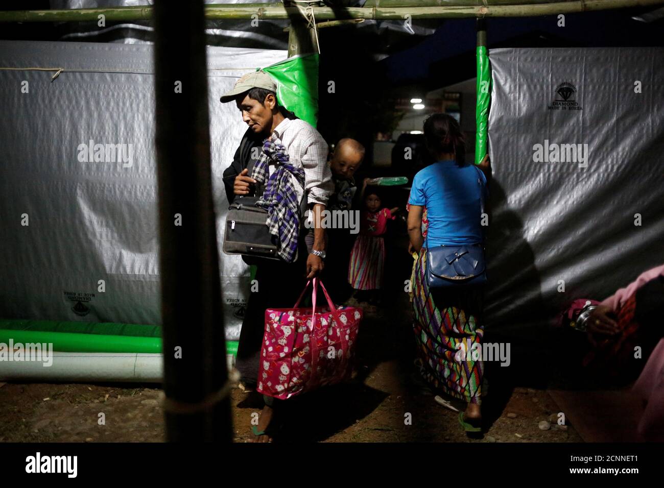Las personas llegan a un refugio para desplazados internos en Myitkyina mientras que los militares de Myanmar siguen luchando contra el Ejército de Independencia de Kachin (KIA) en el Estado de countryÕs, al norte de Kachin, Myanmar, 9 de mayo de 2018. Foto tomada el 9 de mayo de 2018. REUTERS/Ann Wang Foto de stock