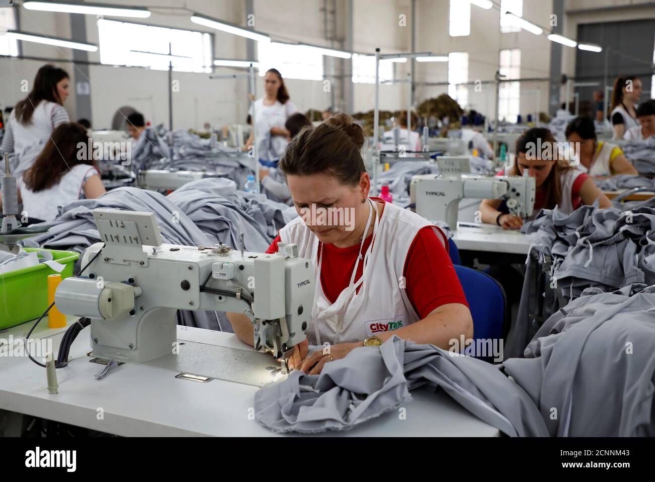 La gente trabaja en una fábrica de ropa en Elbasan, Albania 14 de mayo de  2020. Foto tomada el 14 de mayo de 2020. REUTERS/Florion Goga Fotografía de  stock - Alamy