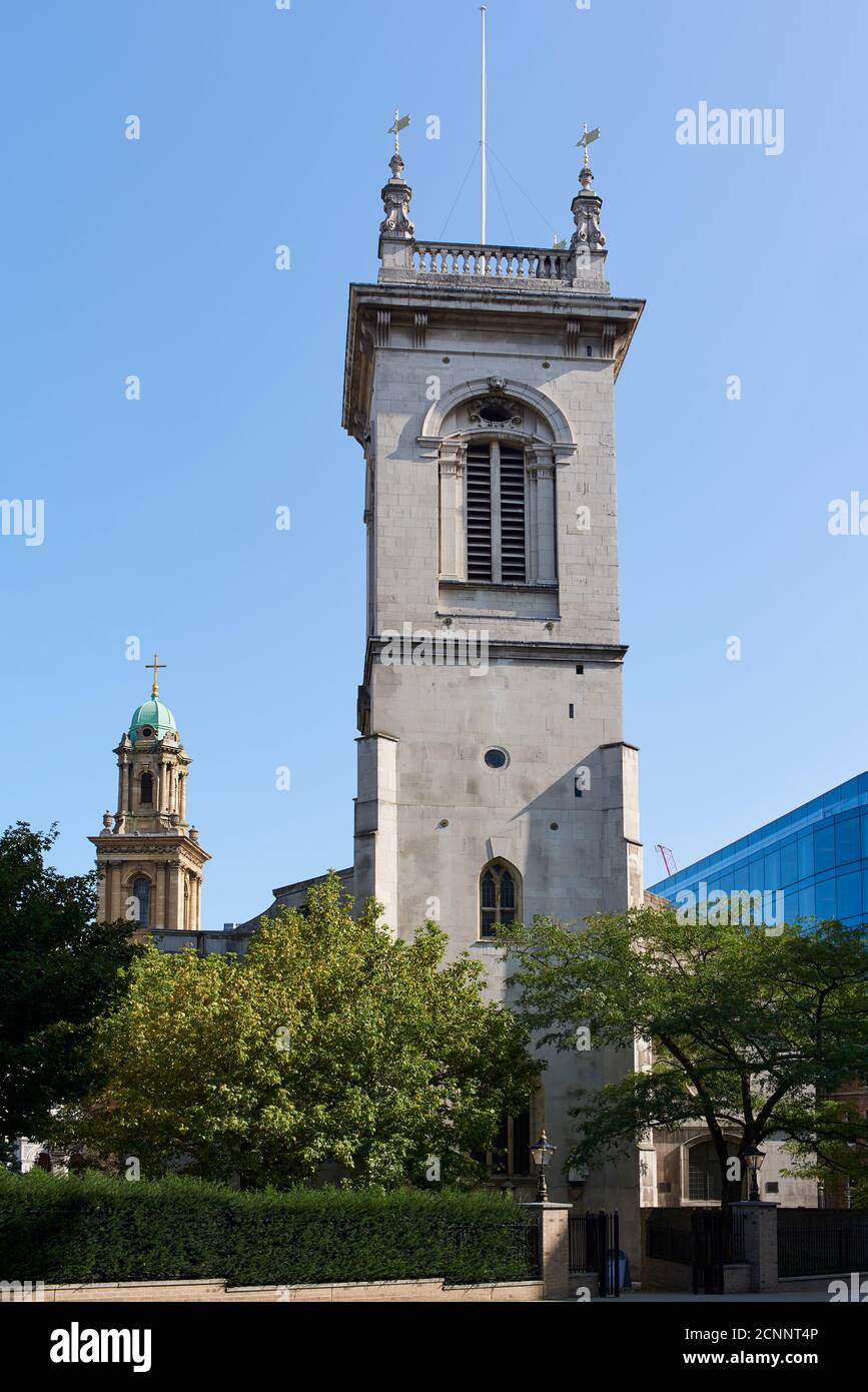 La torre barroca de la iglesia del Gremio de San Andrés, Holborn, centro de Londres, Gran Bretaña Foto de stock