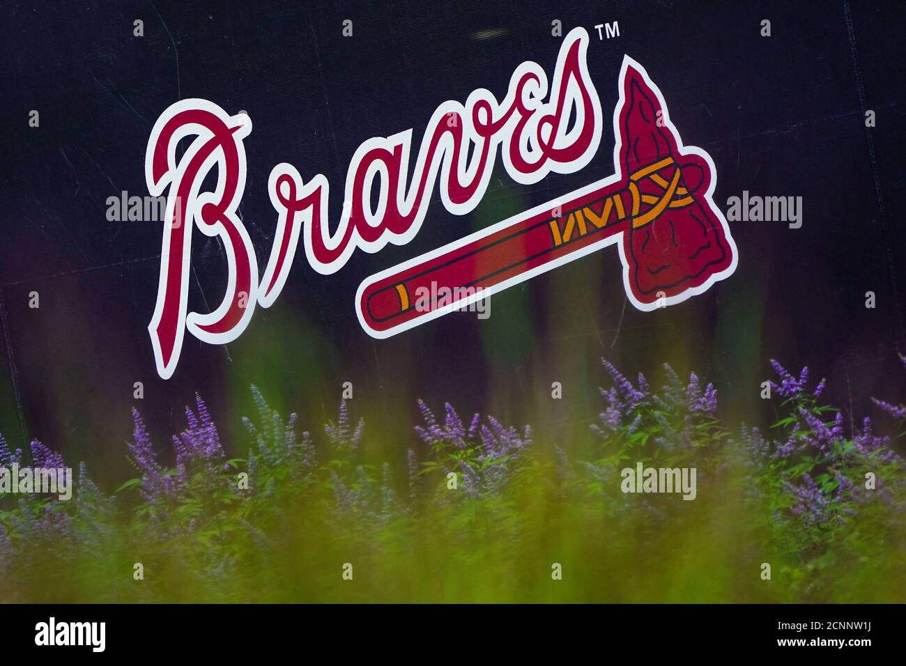 El Logo Del Equipo De Las Grandes Ligas De Beisbol Mlb Atlanta Braves Se Ve Cerca De Truist Park En Atlanta Georgia Ee Uu De Junio De Foto Tomada El