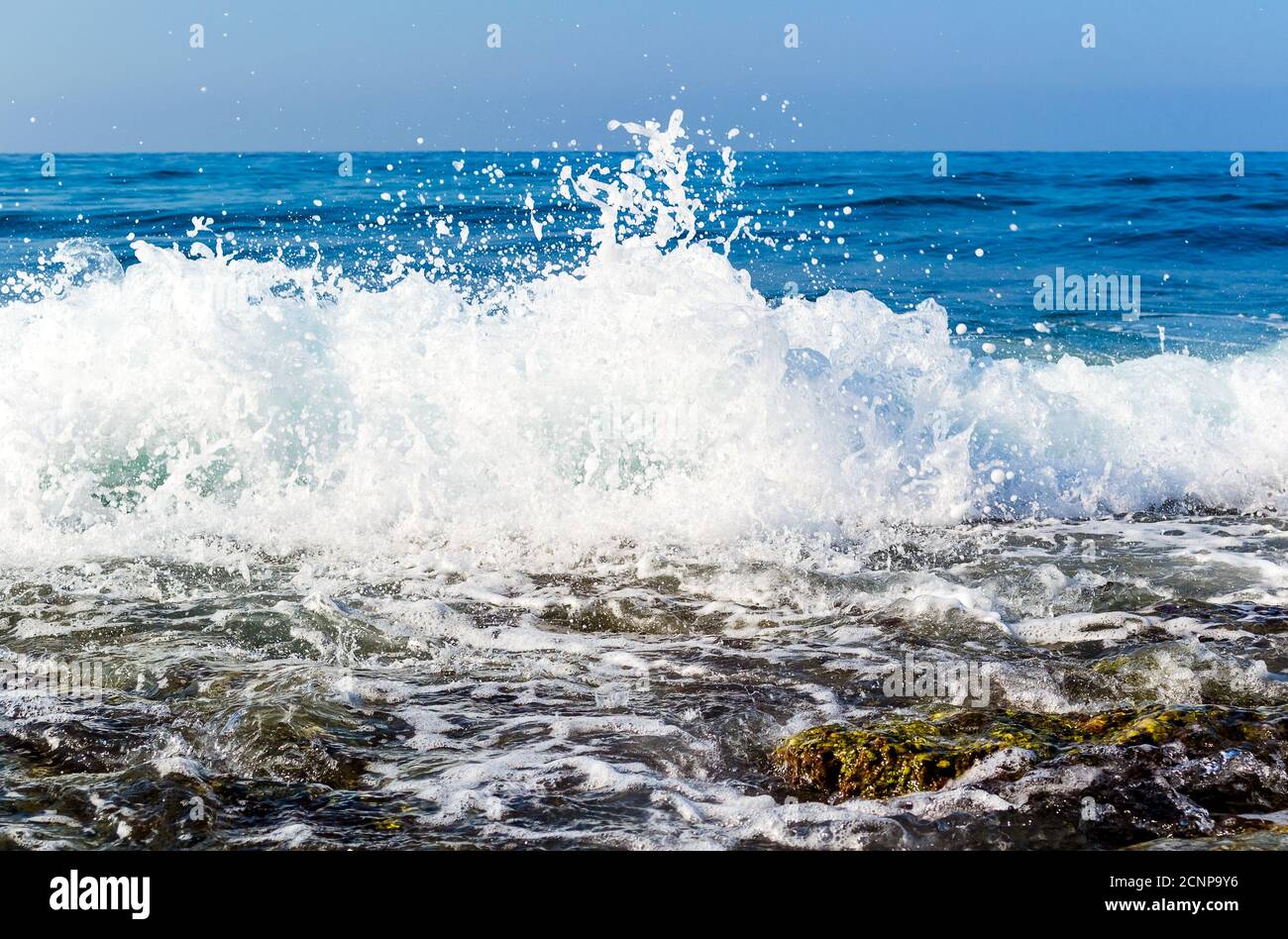 Las Olas Del Mar Rompiendo En Una Playa Pedregosa Formando Spray Y Salpicaduras Fotografía De 7176