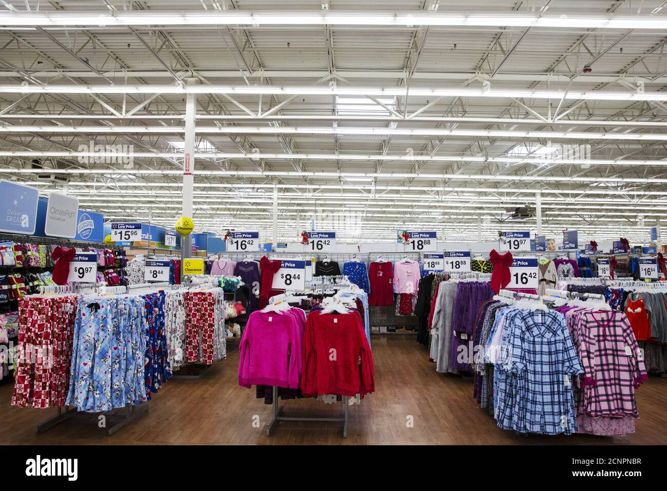 La ropa de mujer se exhibe en una tienda Walmart en Secaucus, Nueva Jersey,  11 de noviembre de 2015. REUTERS/Lucas Jackson Fotografía de stock - Alamy