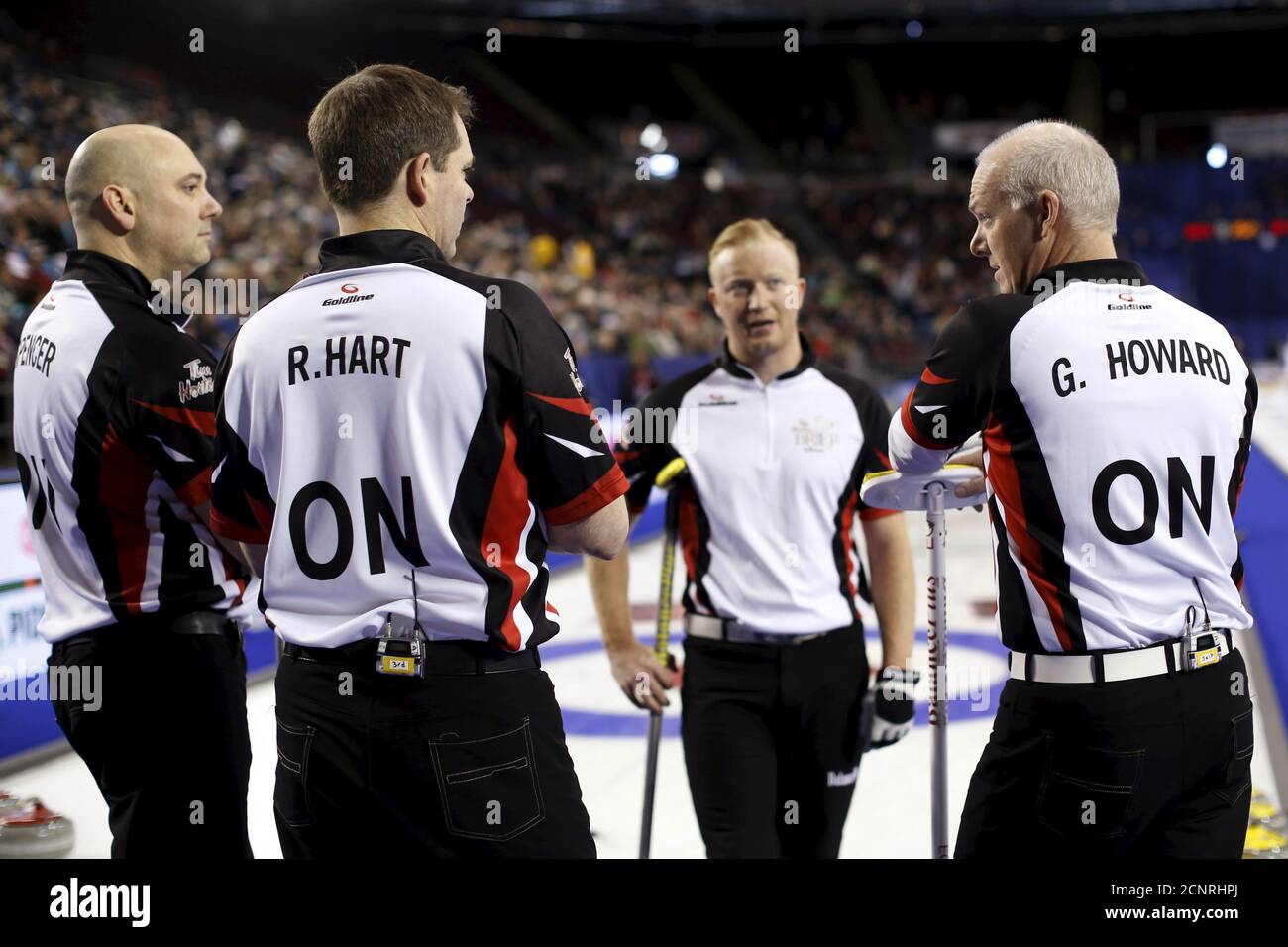 Equipo Ontario saltar Glenn Howard (R) habla con los compañeros de equipo Adam Spencer (L), Richard Hart (2o L) y Scott Howard durante su sorteo contra el Equipo Territorios del Noroeste en el campeonato Brier Curling en Ottawa, Canadá, 8 de marzo de 2016. REUTERS/Chris Wattie Foto de stock