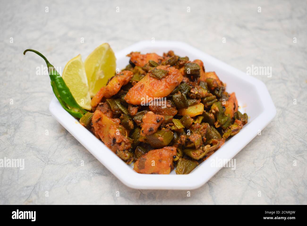 Vista lateral del curry indio Aloo bhindi o Alu bhindi sabzi casero