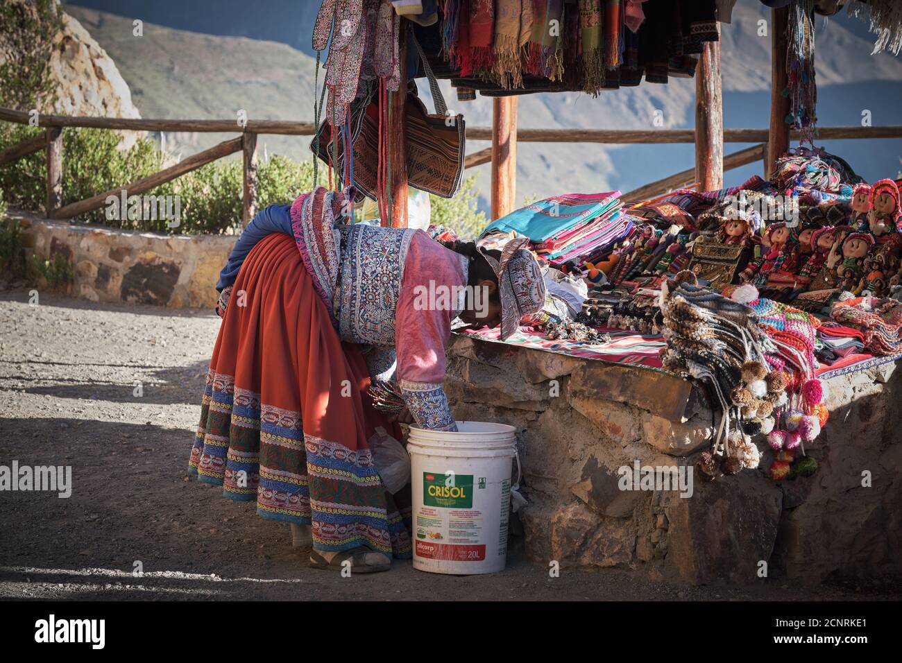 Una mujer peruana se prepara para abrir su puesto de ropa al lado de la  carretera cerca de Cruz de la Condor, Perú Fotografía de stock - Alamy