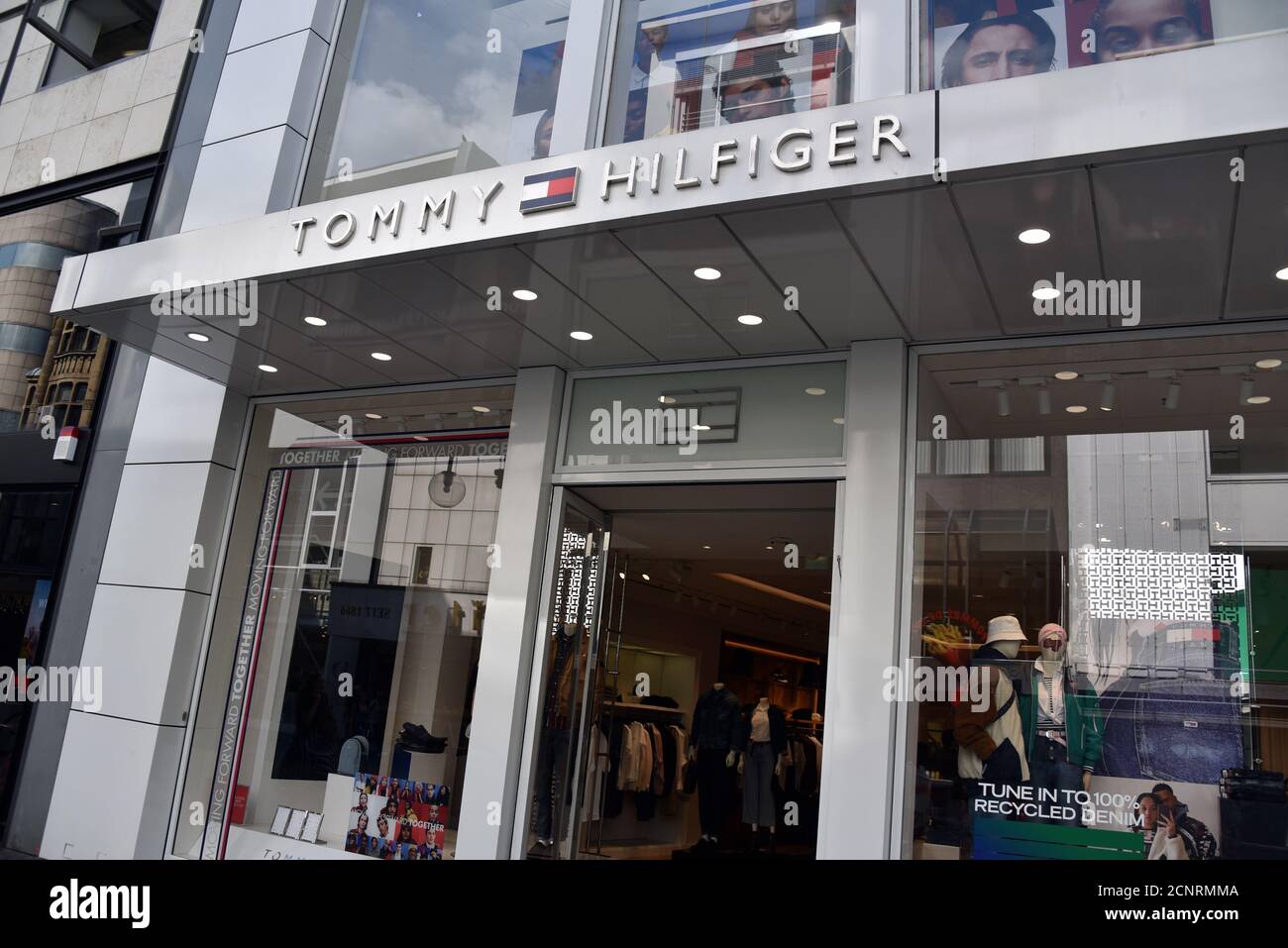 Tommy Hilfiger Logo Fotos e Imágenes de stock - Alamy