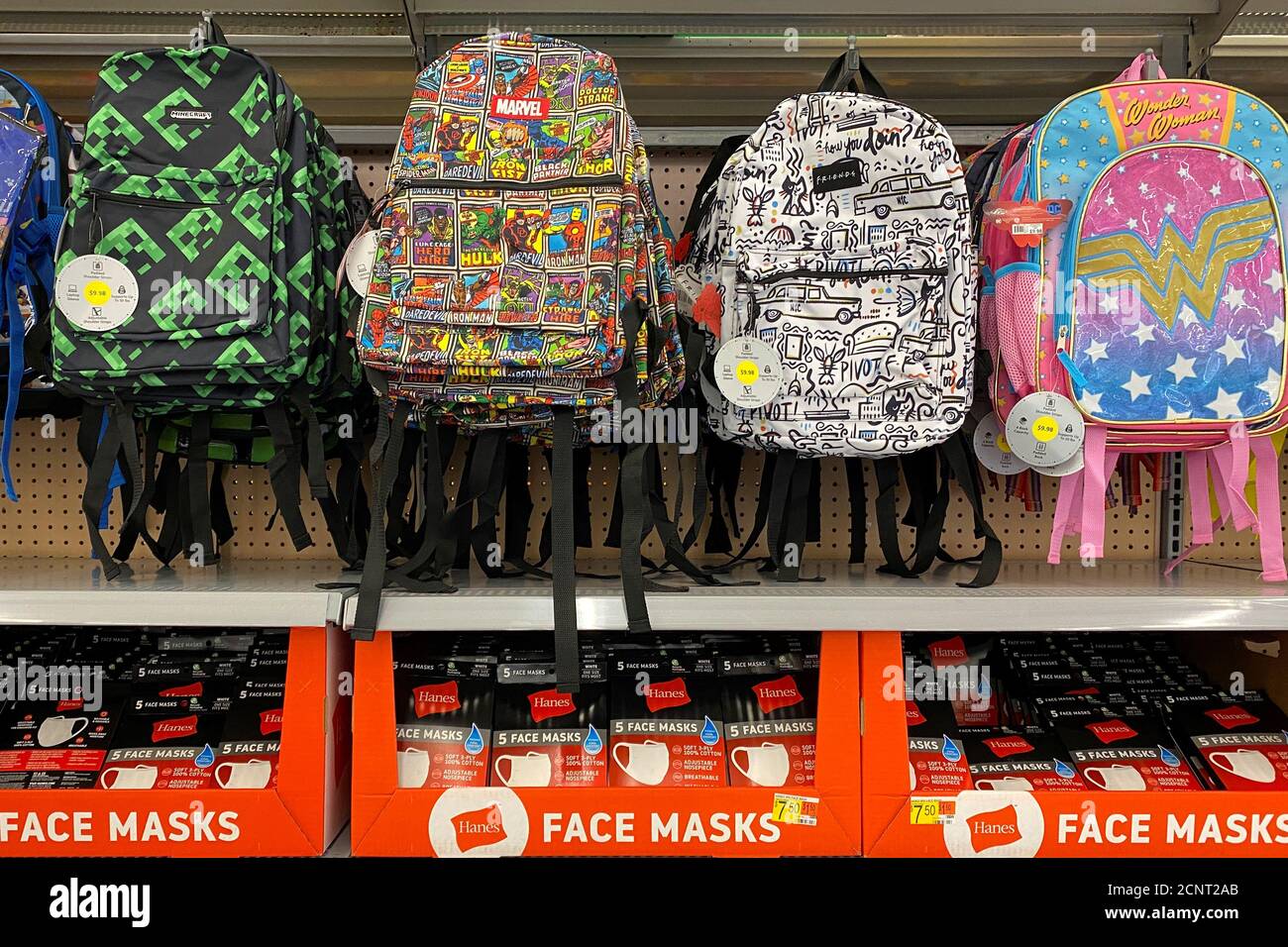 Farmacología vanidad Sentimental Las mascarillas se muestran a la venta con mochilas y suministros escolares  en una tienda Walmart durante el brote de la enfermedad por coronavirus  (COVID-19) en Encinitas, California, EE.UU., 28 de julio
