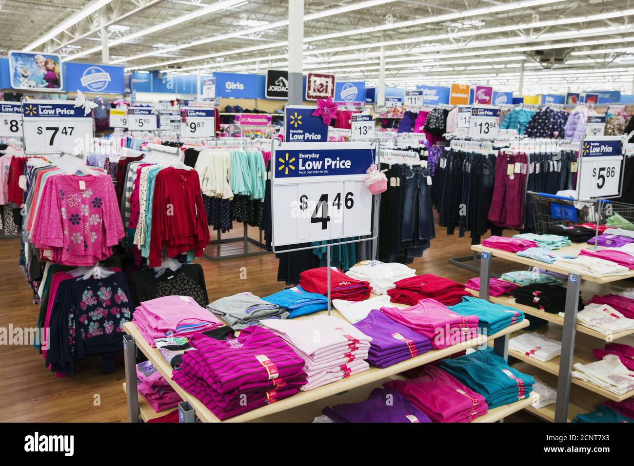 La ropa de mujer se exhibe en una tienda Walmart en Secaucus, Nueva Jersey,  11 de noviembre de 2015. REUTERS/Lucas Jackson Fotografía de stock - Alamy