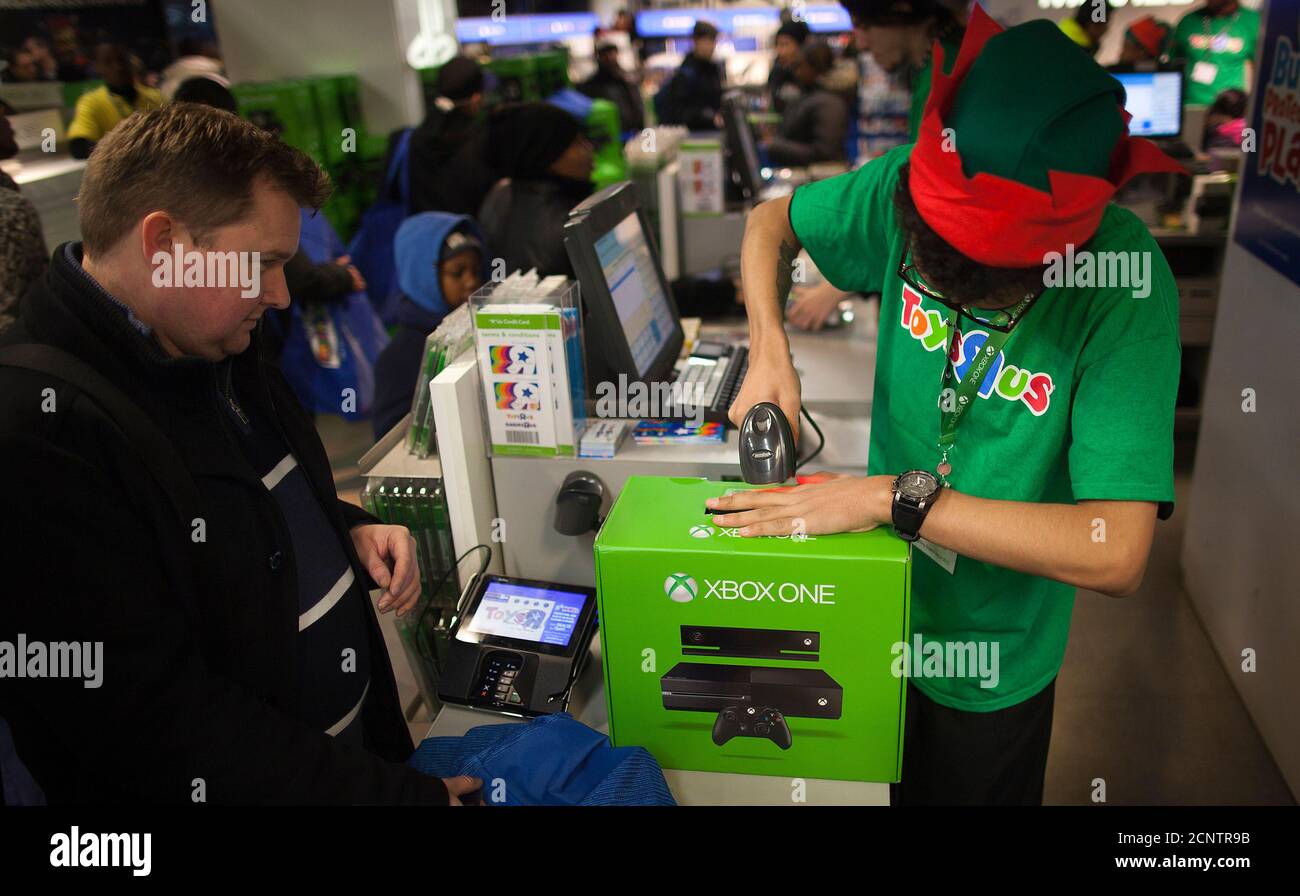 A man buys an XBOX One video game console at a Toys"R"Us store during their Black  Friday Sale in New York November 28, 2013. REUTERS/Carlo Allegri (UNITED  STATES - Tags: BUSINESS Fotografía