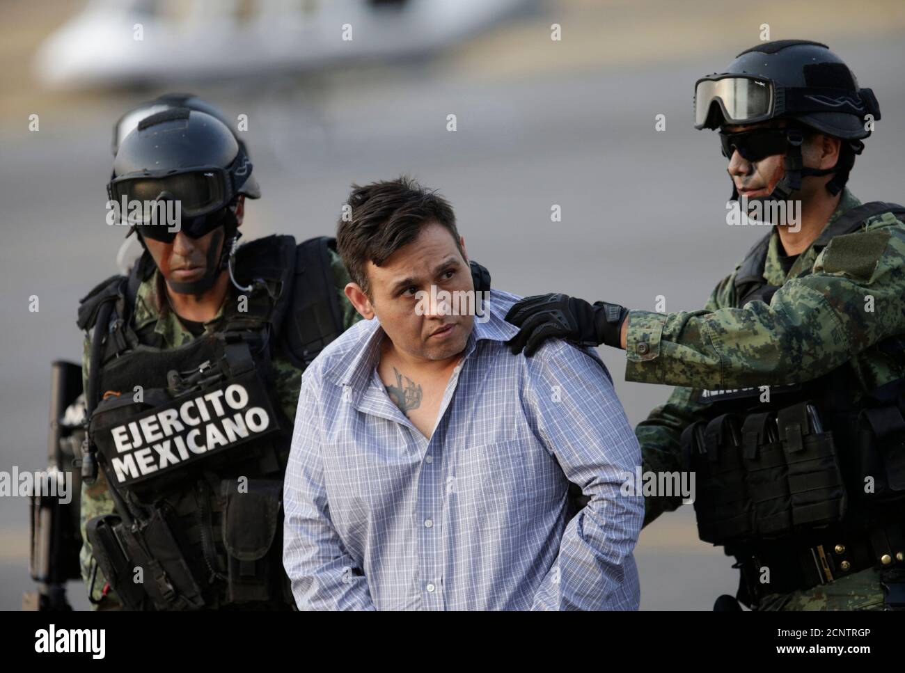 Omar Trevino Morales C Conocido Como Z 42 Y Lider Del Cartel De La Droga Zetas Es Acompanado Por Soldados Durante Una Conferencia De Prensa Sobre Su Arresto En Ciudad De Mexico El 4
