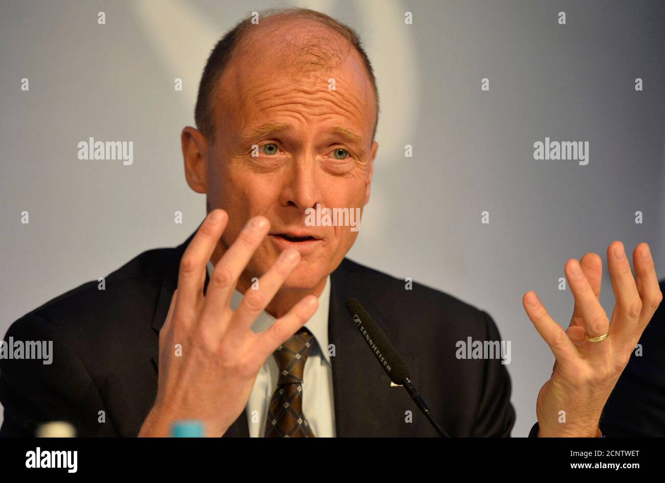 Tom Enders, director ejecutivo del grupo Airbus, habla durante una conferencia de prensa sobre los resultados anuales del grupo aeroespacial, en Londres, Gran Bretaña, el 24 de febrero de 2016. REUTERS/Hannah McKay Foto de stock
