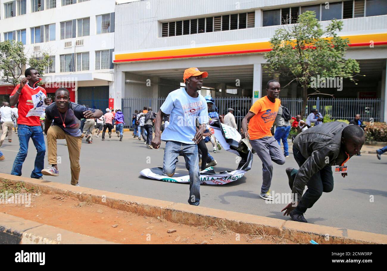 Los partidarios de la coalición opositora de la Super Alianza Nacional (NASA) se manifestaron después de que policías antidisturbios dispersaran a los manifestantes durante una manifestación en la que pedían el retiro de funcionarios de la Comisión independiente Electoral y de Fronteras (IEBC) en Nairobi, Kenia, el 26 de septiembre de 2017. REUTERS/Thomas Mukoya Foto de stock
