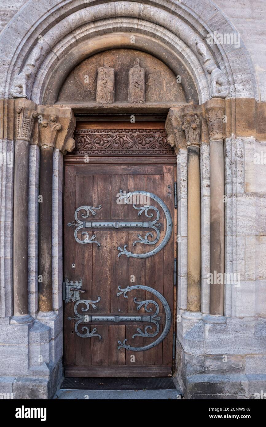 Antigua puerta con ornamentos de hierro de un edificio histórico Foto de stock