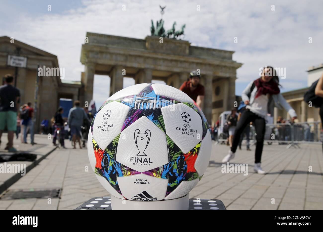 El balón oficial del partido para la final de la Liga de Campeones de la  UEFA, producido por la firma alemana de ropa deportiva Adidas, se muestra  delante de la puerta de