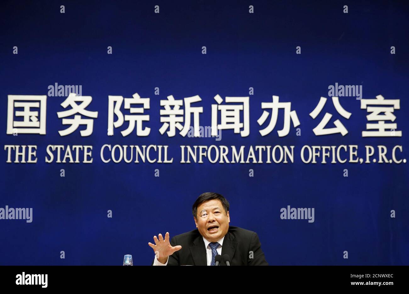Zhu Guangyao, viceministro de Finanzas de China, asiste a una conferencia de prensa en Beijing, China, el 4 de abril de 2018. REUTERS/Thomas Peter Foto de stock