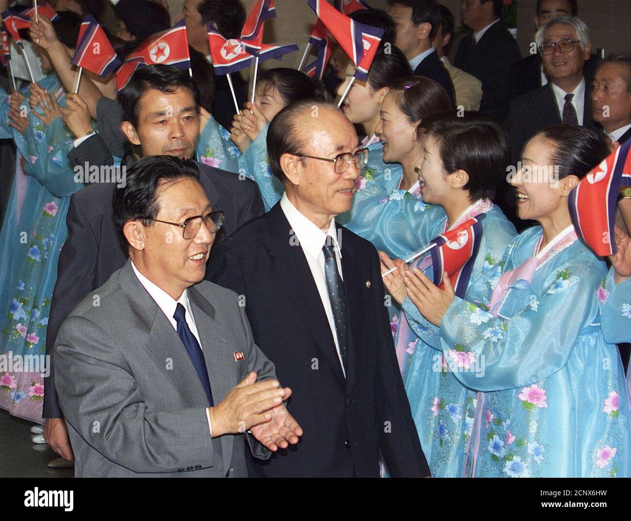 Jong Thae-hwa (L), el principal negociador de Corea del Norte, está dirigido por so Man-sul (C), presidente interino de la Asociación General pro-Pyongyang de residentes coreanos en Japón, es recibido por los habitantes de la bandera norcoreana mientras visita la sede en Tokio el 23 de agosto de 2000. Los negociadores japoneses y norcoreanos prometieron el martes tratar de establecer lazos diplomáticos, pero las esperanzas de un avance se veían débiles mientras los enemigos de largo plazo se aferraban a posiciones arraigadas en cuestiones clave. TA/PB Foto de stock