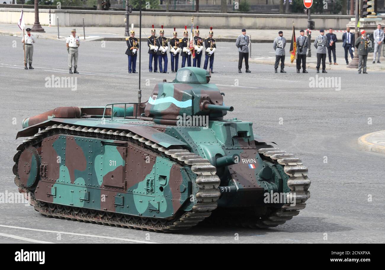 El tanque francés Char B1 de la Segunda Guerra Mundial participa en el  desfile militar del día de la Bastilla en honor a los trabajadores de salud  franceses y su dedicación en