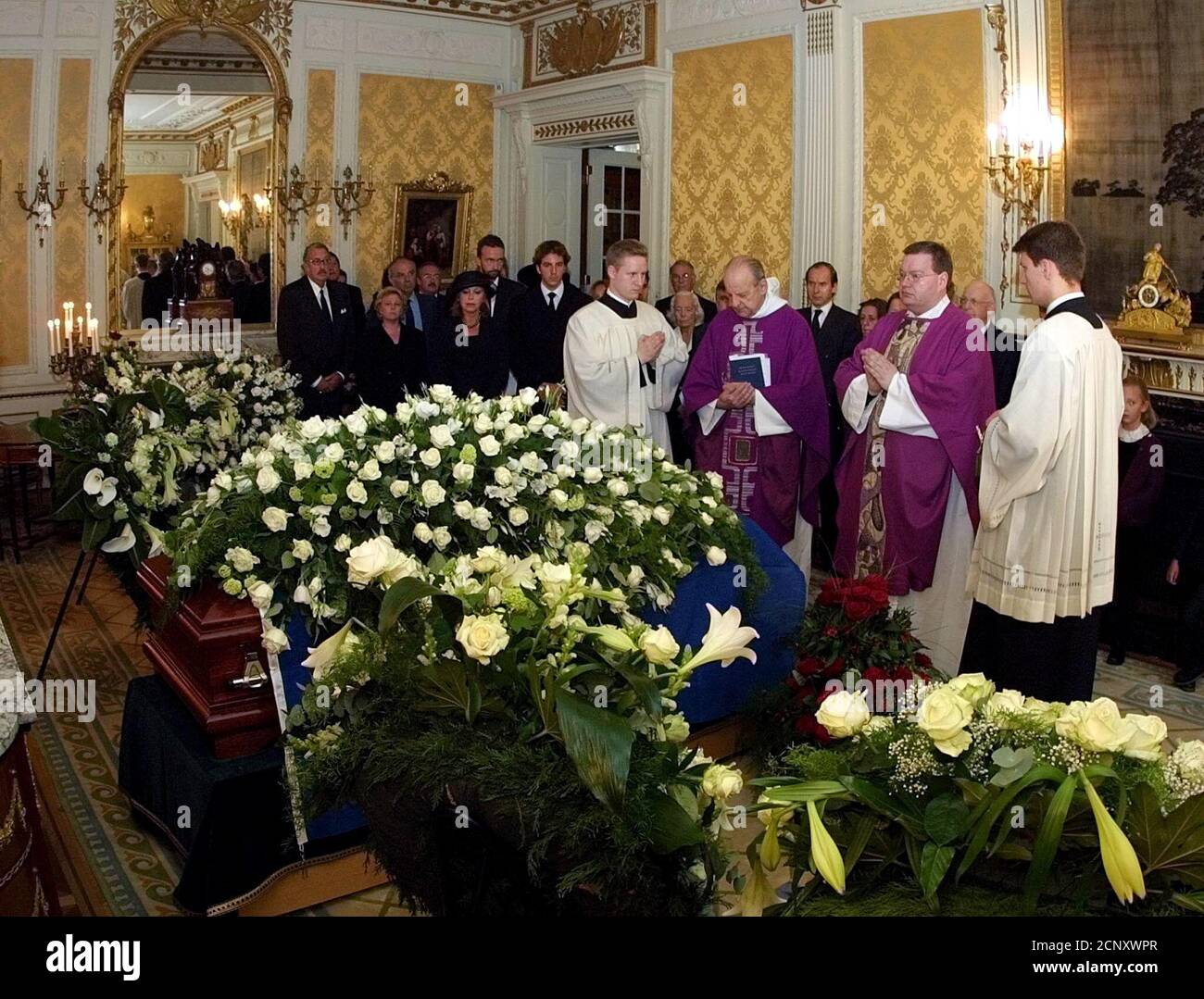 Padre Edouard Gueydan 3 ª R Y El Sacerdote Markus Bosbach 2 Ndr Se Encuentran Junto Al Ataud Del Magnate Industrial Baron Hans Heinrich Thyssen Bornemisza Dentro Del Castillo Landsberg Cerca De La
