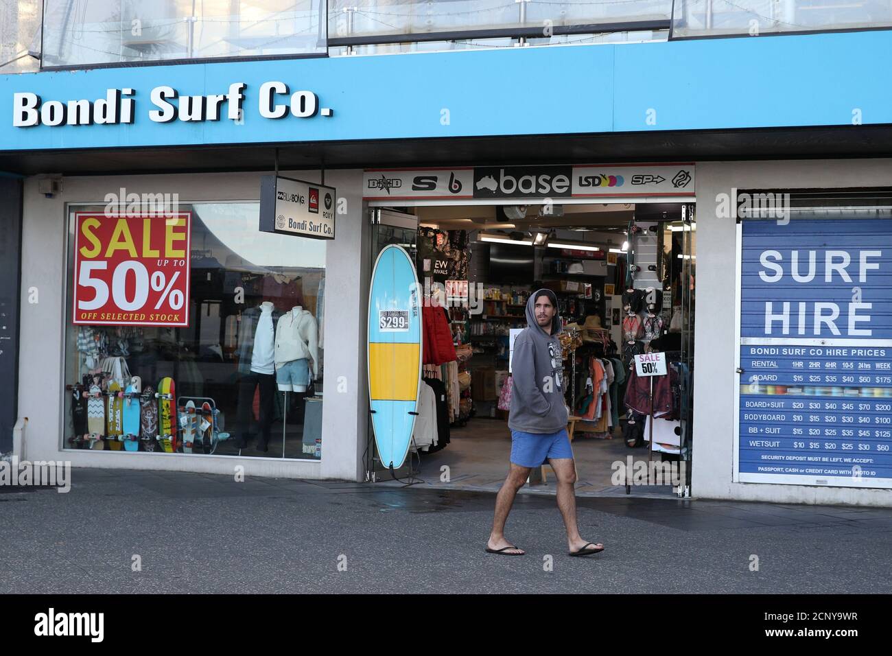 Un hombre pasa por una tienda de venta al por menor en medio de la reducción de las restricciones de la enfermedad coronavirus (COVID-19) en Bondi Beach en Sydney, Australia, 27 de mayo de 2020. REUTERS/Loren Elliott Foto de stock