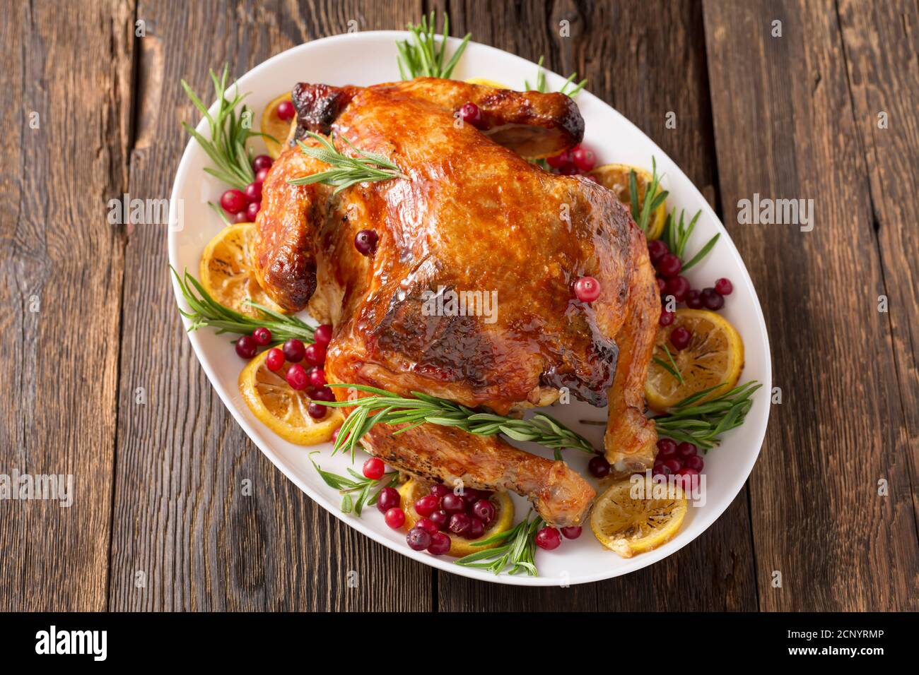 Día de Acción de Gracias tradicional plato de pavo al horno. pavo asado o  pollo con rodajas de naranja en el plato para la cena de Navidad sobre  fondo rústico oscuro Fotografía