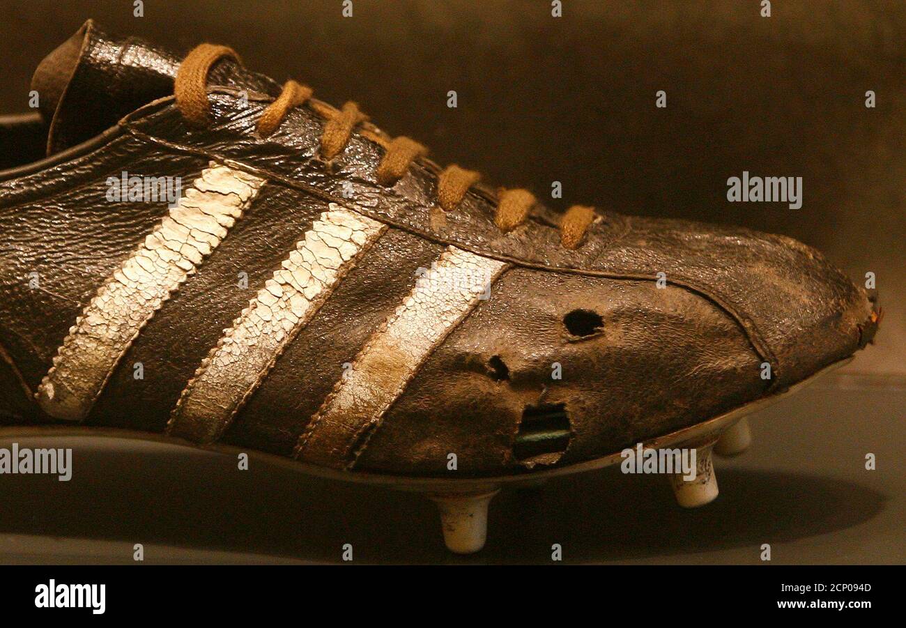 A used Adidas soccer shoe worn by German soccer legend Franz is displayed at Adidas headquarters in the northern Bavarian town of Herzogenaurach, Germany, March 4, 2009. REUTERS/Alexandra Beier/File Photo Fotografía
