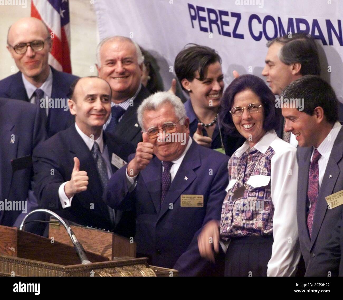 Jorge Gregorio Pérez Companc, (C) el presidente de PC Holdings S.A., hace  gestos con el presidente de la Bolsa de Nueva York, Richard Grasso (2º L)  antes de llamar a la campana