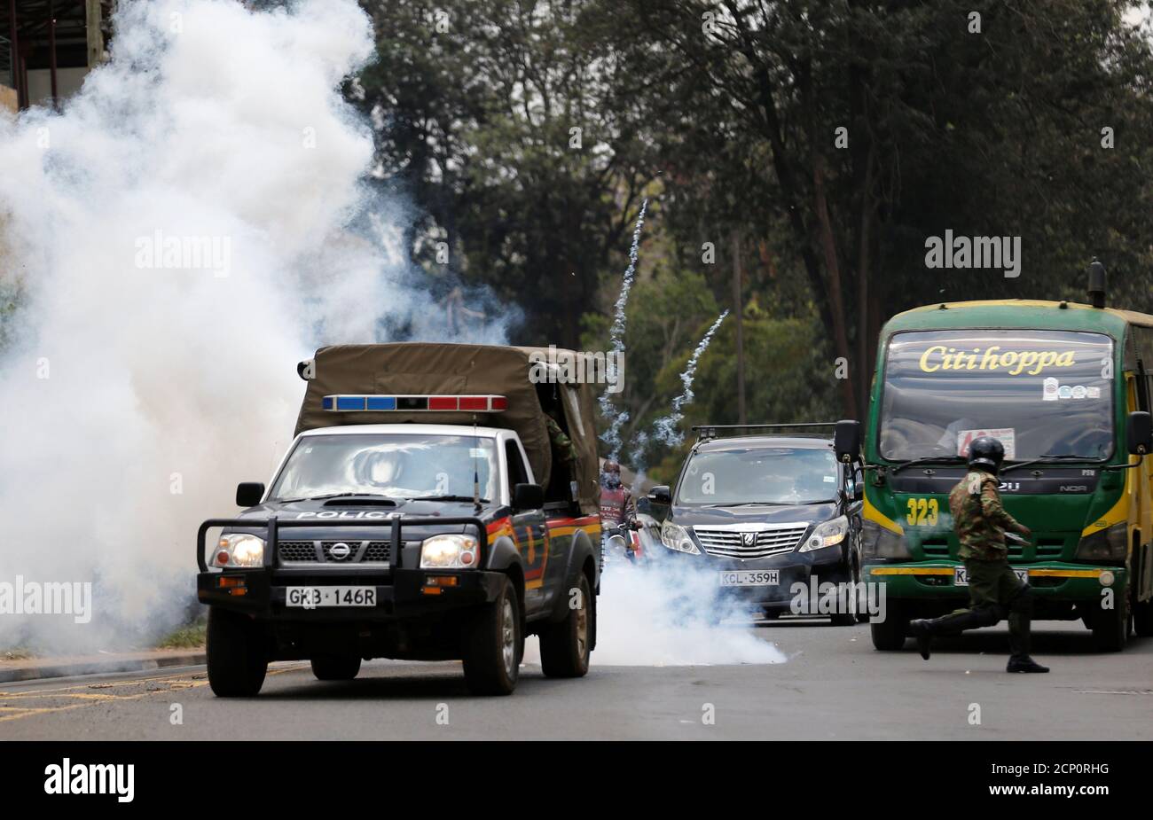 Los policías antidisturbios disparan gases lacrimógenos para dispersar a los partidarios de la coalición de la oposición keniana National Super Alliance (NASA), durante una protesta a lo largo de una calle en Nairobi, Kenia, el 13 de octubre de 2017. REUTERS/Thomas Mukoya Foto de stock