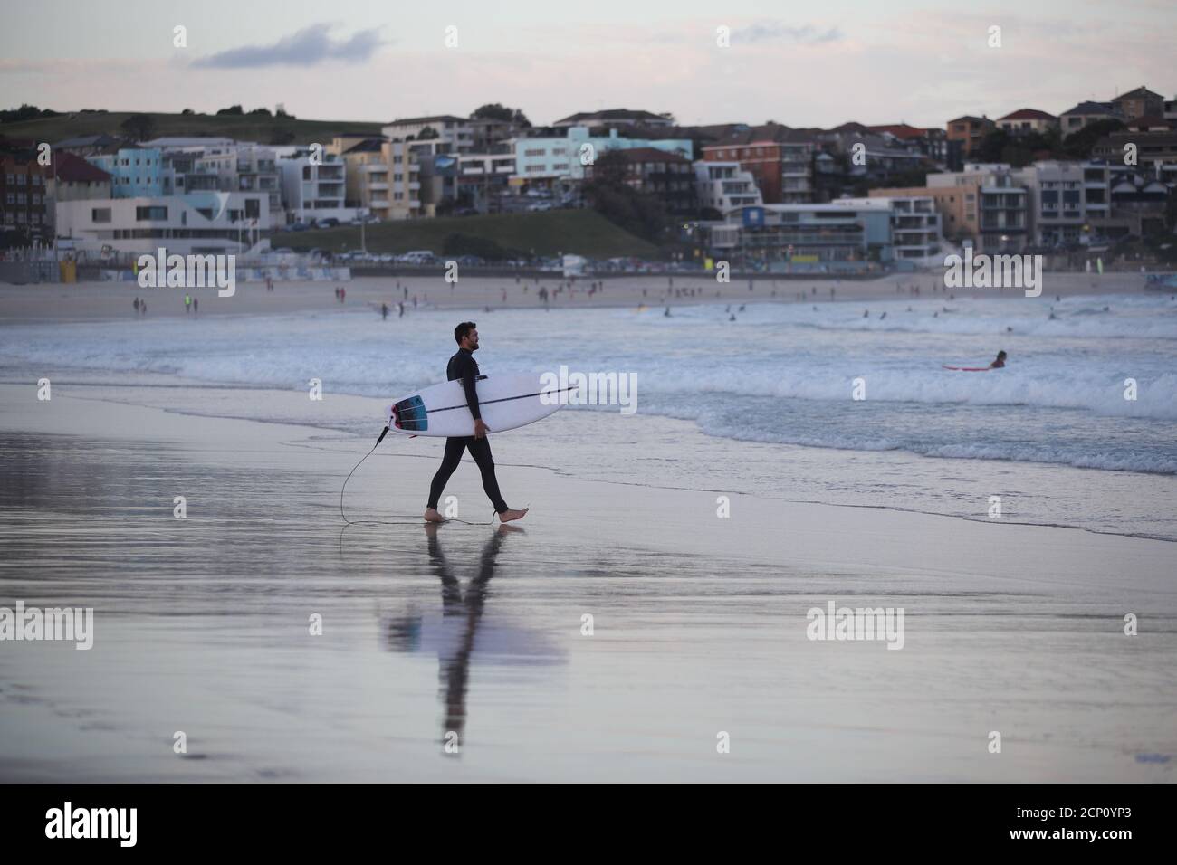 Un surfista camina hacia el océano en medio de la relajación de las restricciones de la enfermedad coronavirus (COVID-19) en Bondi Beach en Sydney, Australia, 27 de mayo de 2020. REUTERS/Loren Elliott Foto de stock