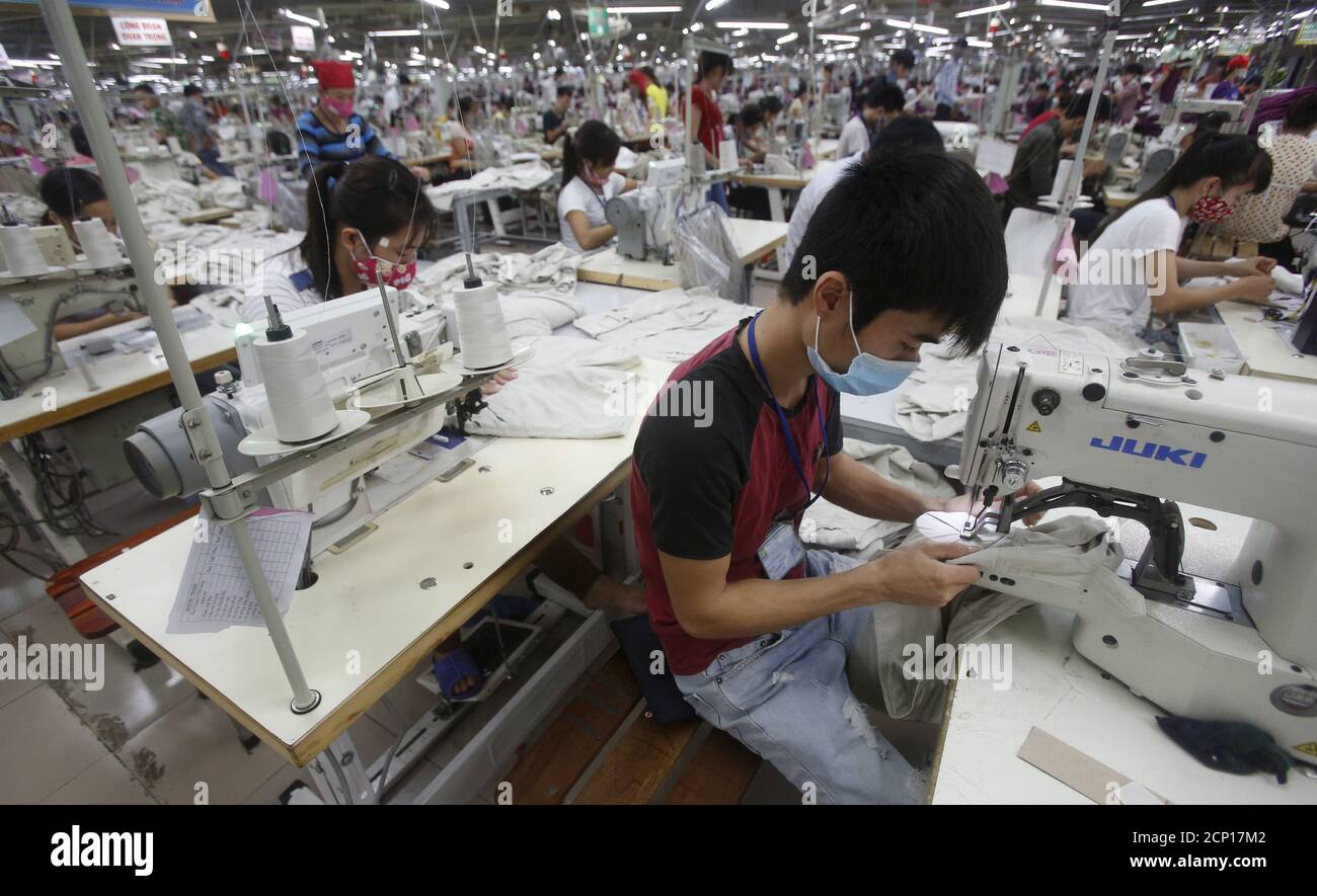 trabajadores trabajan en una de ropa en provincia de Bac Giang, cerca de Hanoi 21 de octubre 2015. Los textiles y el calzado de Vietnam ganarían fuertemente con
