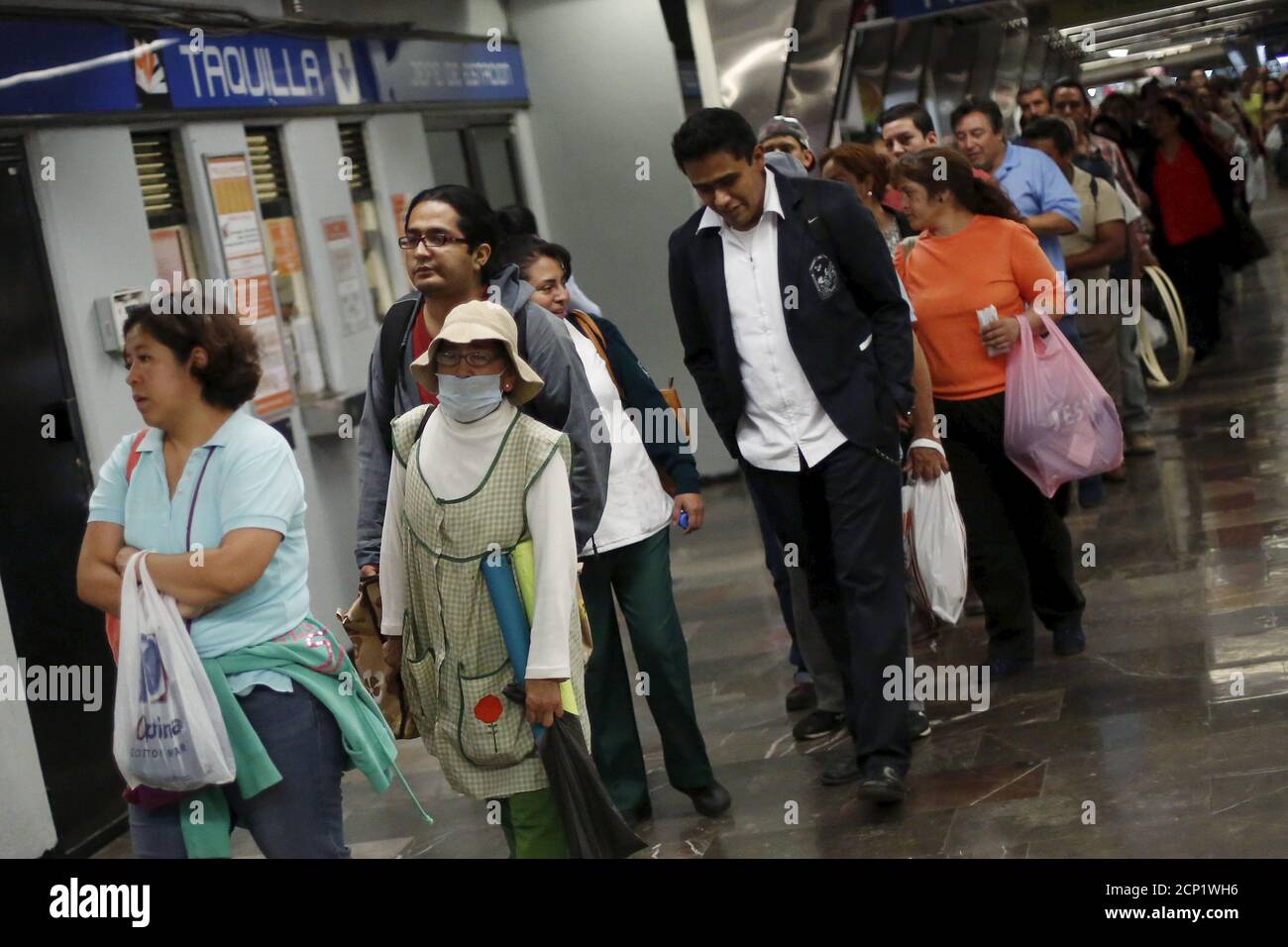 Los pasajeros se alinean para entrar en una estación de metro durante un día libre de transporte público en la Ciudad de México, 16 de marzo de 2016. REUTERS/Edgard Garrido Foto de stock