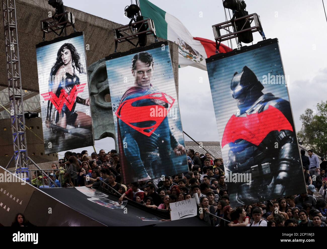 Los fans esperan la llegada de los miembros del reparto de la película 'Batman  v Superman: Dawn of Justice' en la Ciudad de México, México, 19 de marzo de  2016. REUTERS/Henry Romero