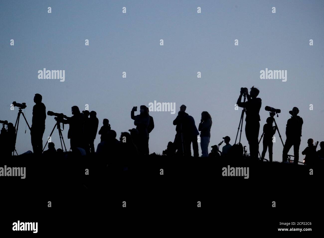 Los miembros de los medios de comunicación y las personas que documentan la luna llena, también conocida como la Superluna o la Luna de las Flores, sobre Primrose Hill, se ven en Londres, Gran Bretaña, el 7 de mayo de 2020. REUTERS/Hannah McKay IMÁGENES TPX DEL DÍA Foto de stock
