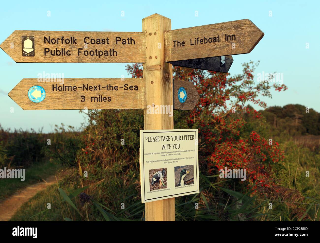 Por favor lleve su basura contigo, Thornham Harbor, Coast Path, Sign Post, Norfolk, Inglaterra, Reino Unido. Foto de stock