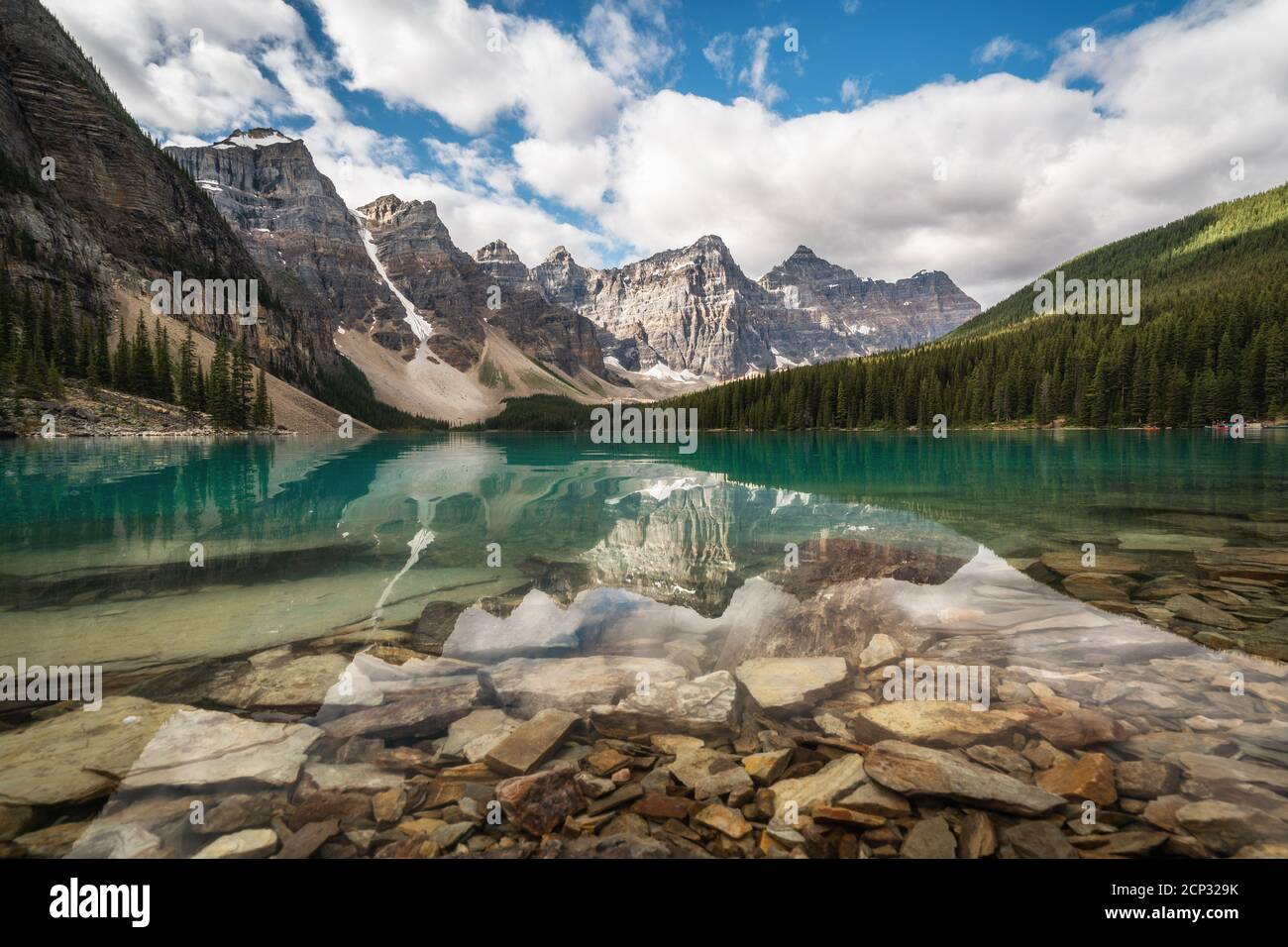 Moraine Lake y Valley of the Ten Peaks en Banff National Park, Alberta, Canadá. Foto de stock