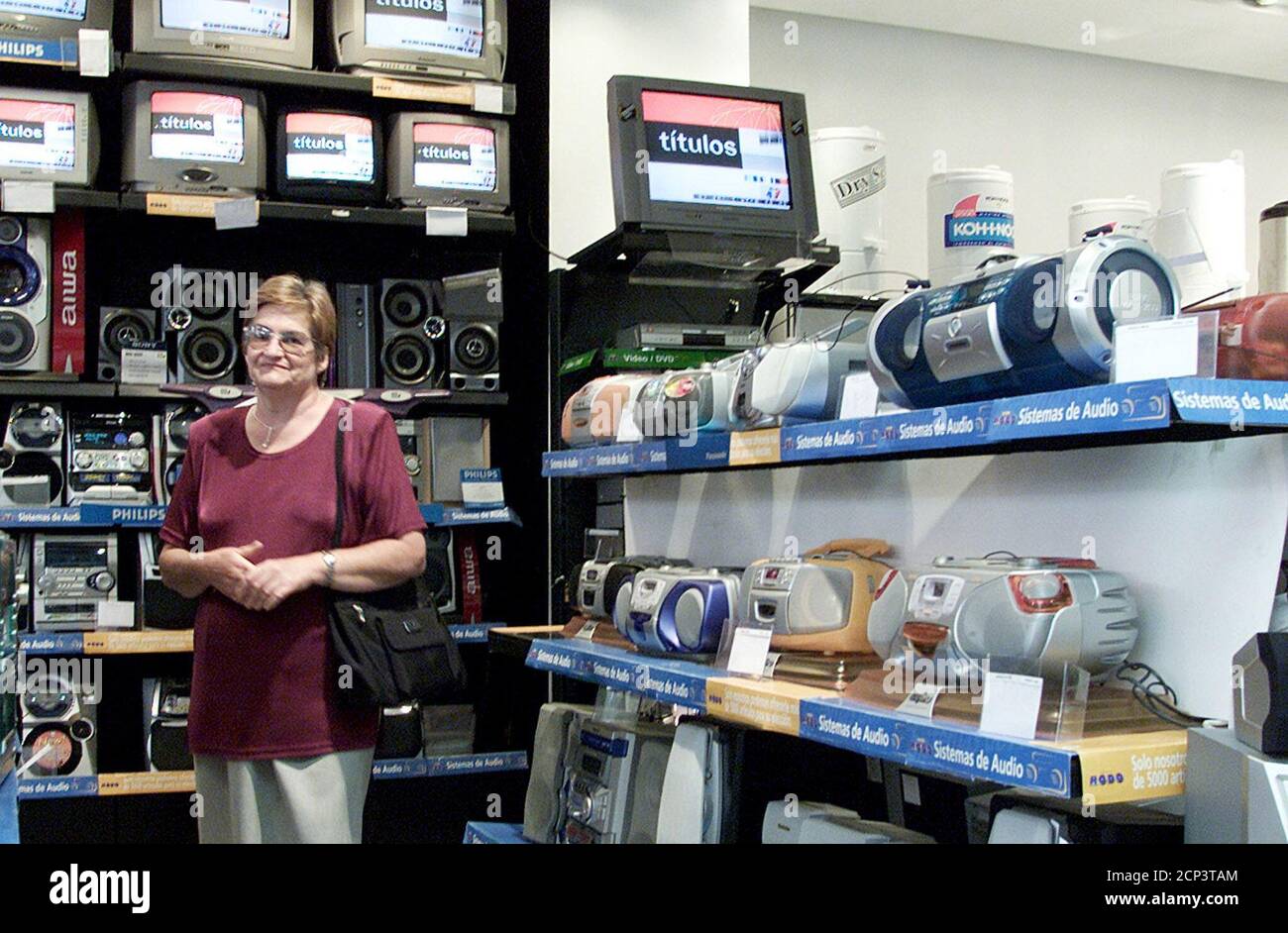 Una mujer Argentina comprueba los precios en una tienda de electrodomésticos  en Buenos Aires, 3 de enero de 2002. La mayoría de las tiendas decidieron  aumentar los precios de los productos importados,