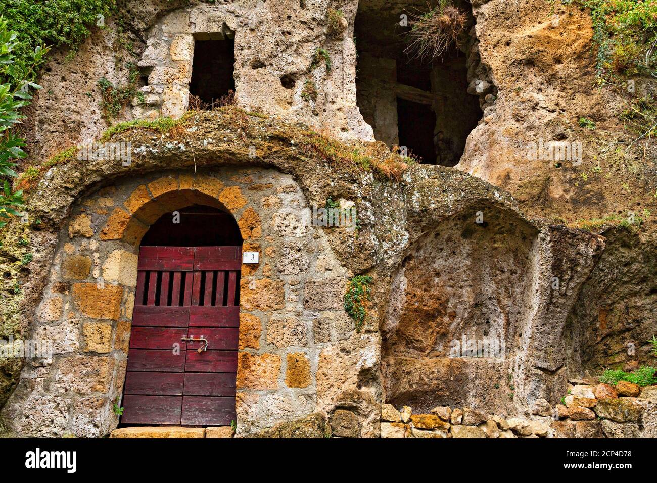 Puerta etrusca fotografías e imágenes de alta resolución - Alamy