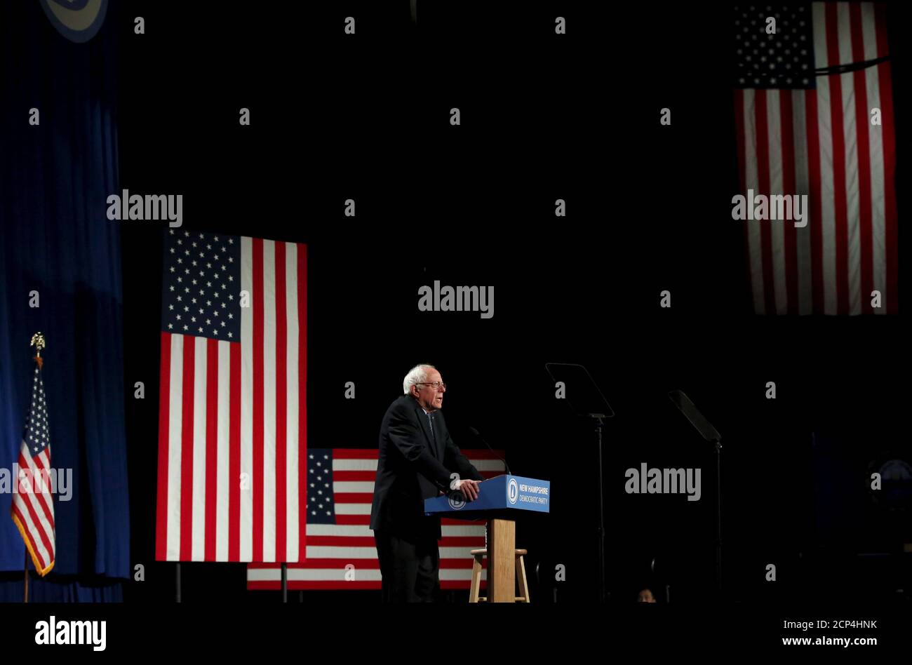 El candidato presidencial demócrata estadounidense Bernie Sanders habla en la celebración del Club McIntyre-Shaheen 100 2016 en el Verizon Wireless Arena en Manchester, New Hampshire 5 de febrero de 2016. REUTERS/Shannon Stapleton Foto de stock