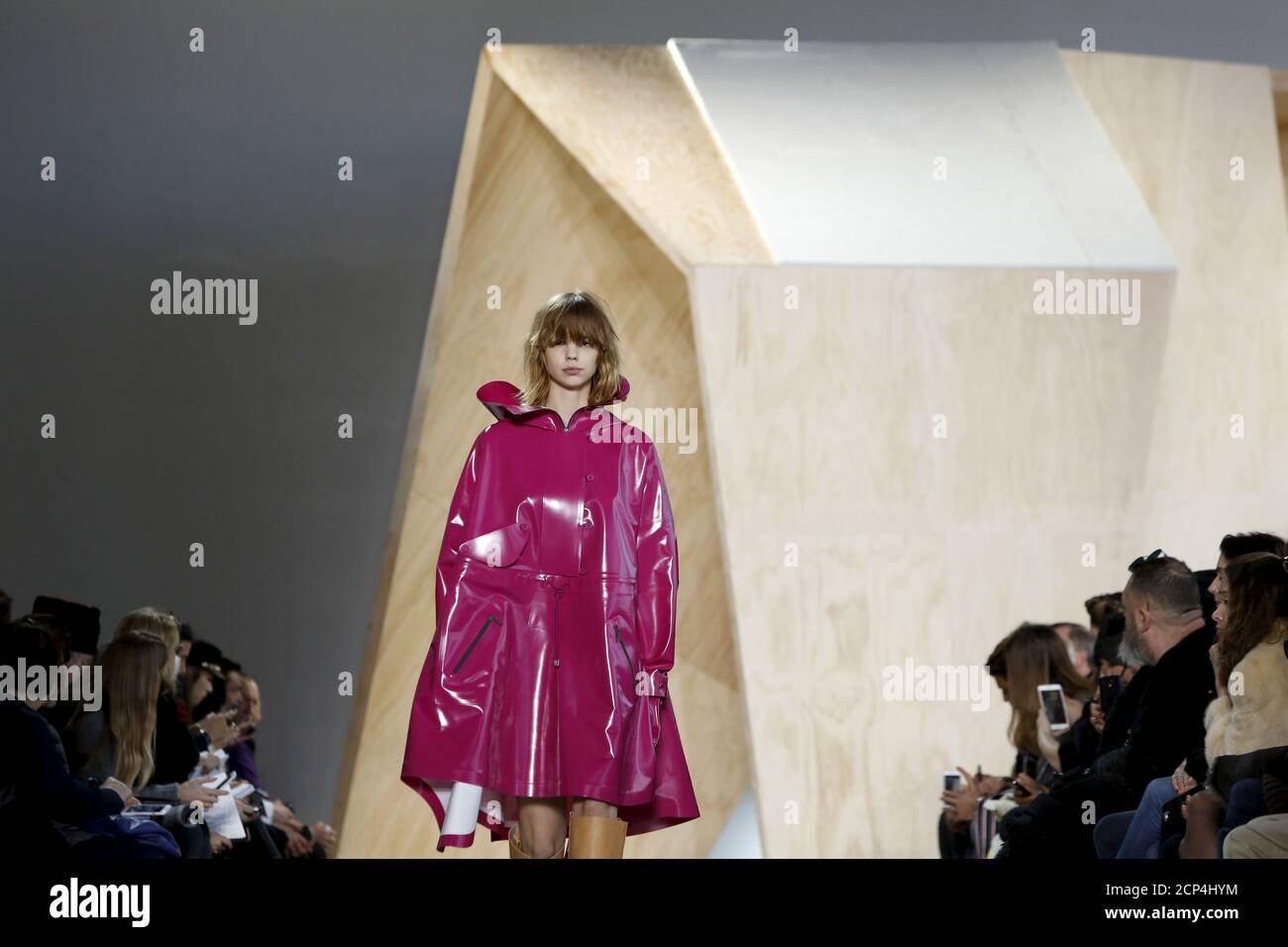 Un modelo presenta una creación de la colección Lacoste Fall/Winter 2016 en  la Semana de la Moda de Nueva York el 13 de febrero de 2016. REUTERS/Andrew  Kelly Fotografía de stock - Alamy