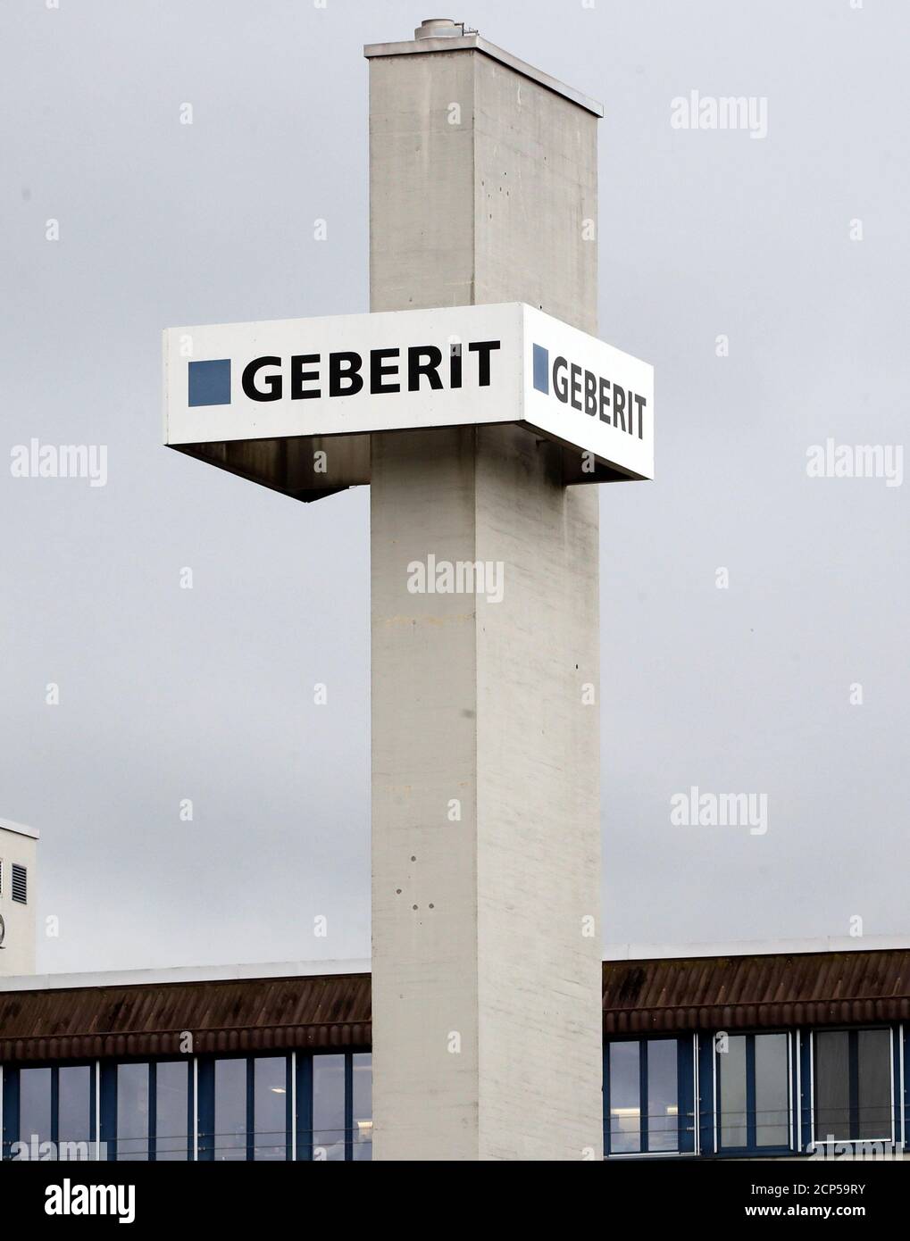 El logo de la fábrica de artículos de aseo y fontanería Geberit se ve en su  sede en Rapperswil-Jona, Suiza, el 30 de octubre de 2018. REUTERS/Arnd  Wiegmann Fotografía de stock -