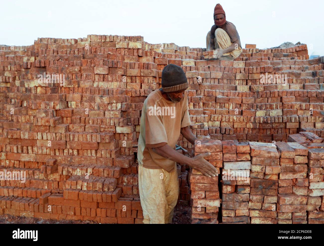 Mustapha, de 60 años, una fábrica de ladrillos, acumula ladrillos después de retirarlos de un horno en una fábrica al aire libre en la isla Tuti, Jartum, Sudán, 20 de febrero de 2020. "Me temo que no ganaremos ninguna ventaja de la presa que Etiopía está construyendo. No soy un experto pero creo que la cantidad de agua así como el barro disminuirá. Normalmente obtuvimos el barro cuando el Nilo se desborda", dijo Mustapha. REUTERS/Zohra Bensemra BUSCA 'BENSEMRA NILE' PARA ESTA HISTORIA. BUSQUE "IMAGEN MÁS AMPLIA" PARA TODAS LAS HISTORIAS. Foto de stock